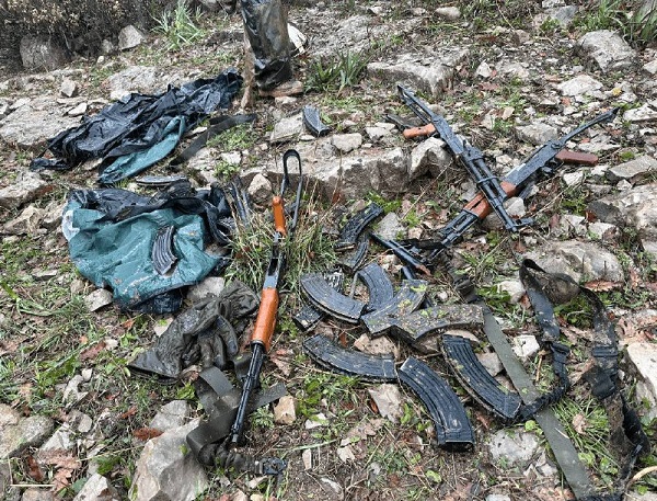 Des armes qui auraient appartenu aux 4 militants tués.